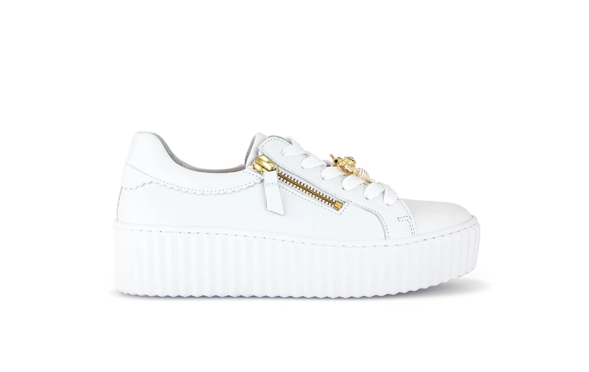 Baskets blanches en cuir avec un bijou fantaisie abeille