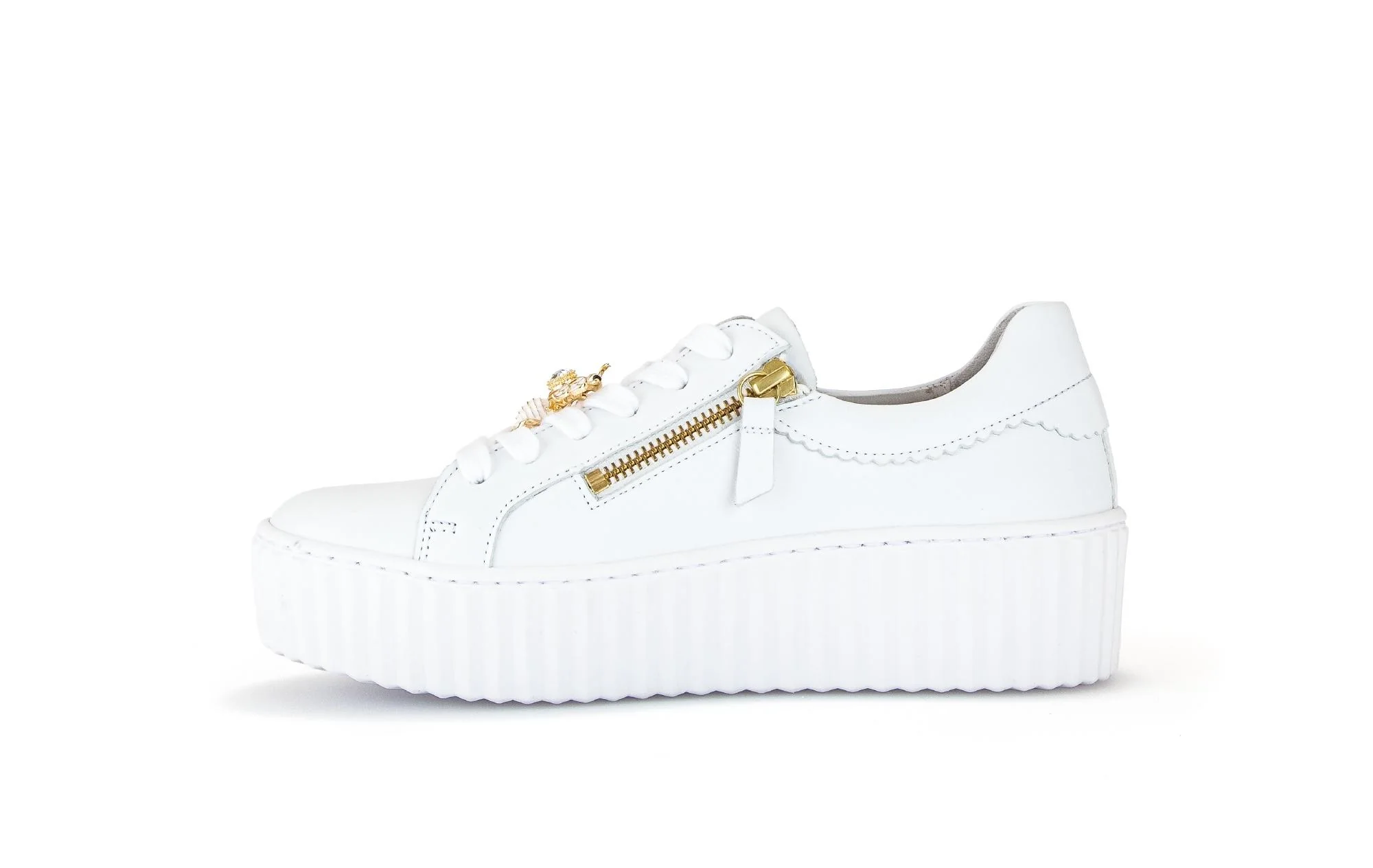 Baskets blanches en cuir avec un bijou fantaisie abeille - Image 2