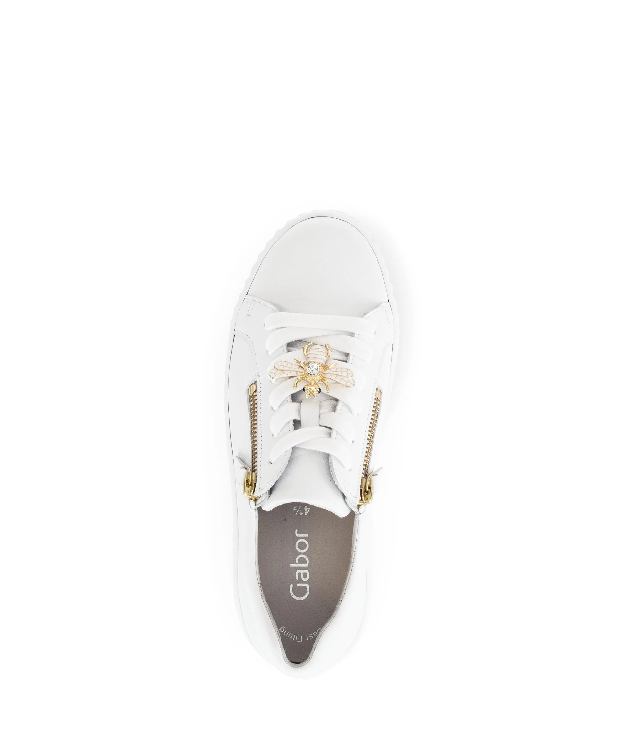 Baskets blanches en cuir avec un bijou fantaisie abeille - Image 3