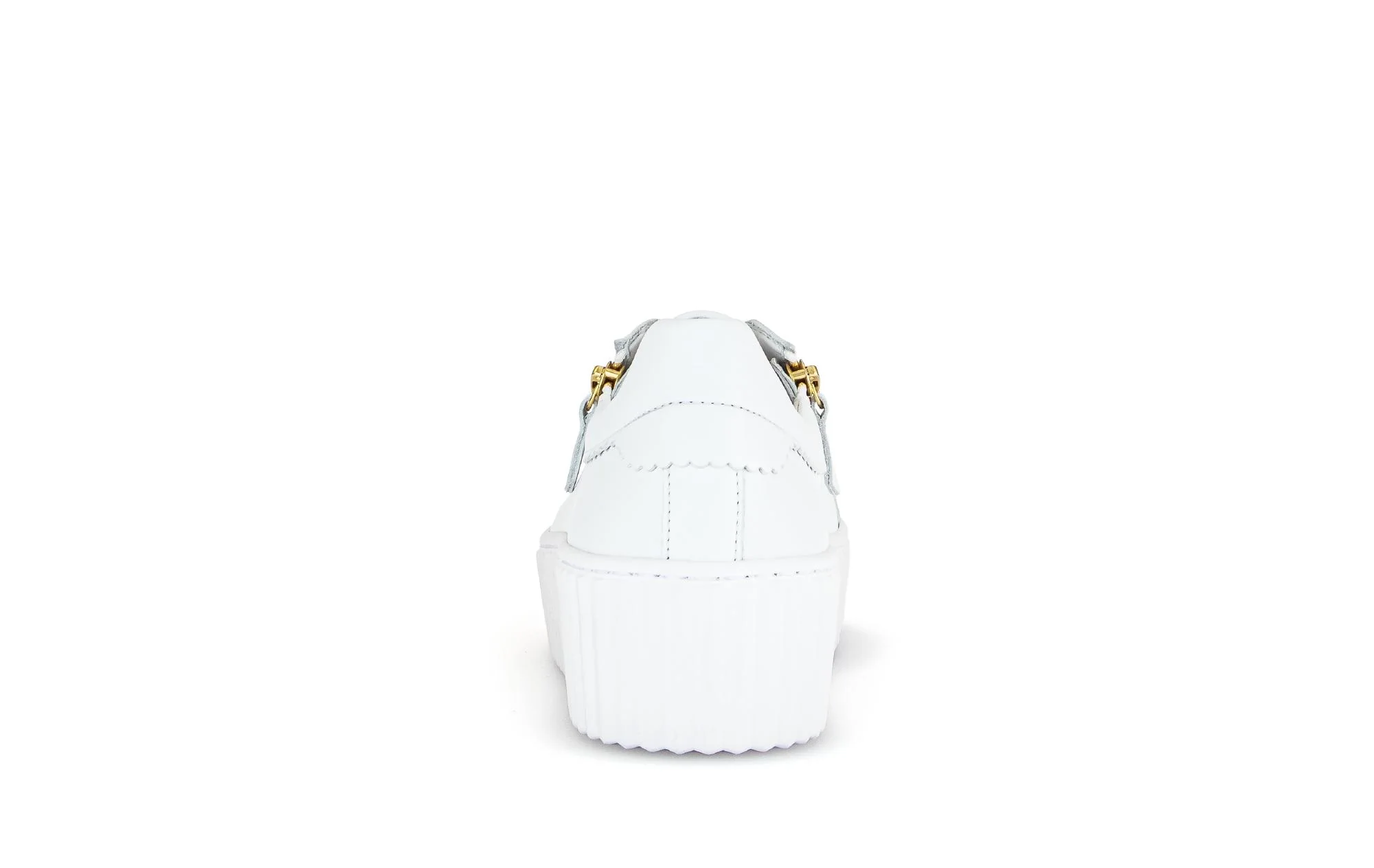 Baskets blanches en cuir avec un bijou fantaisie abeille - Image 4