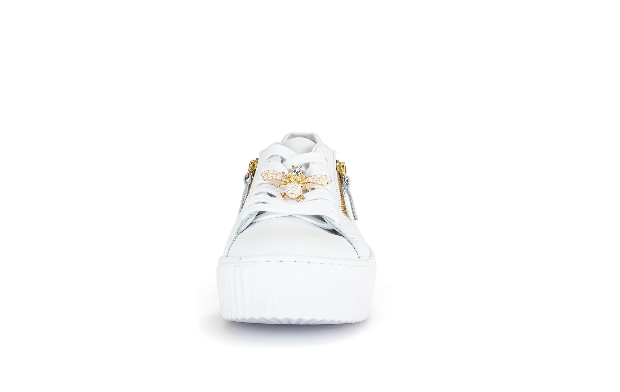 Baskets blanches en cuir avec un bijou fantaisie abeille - Image 5