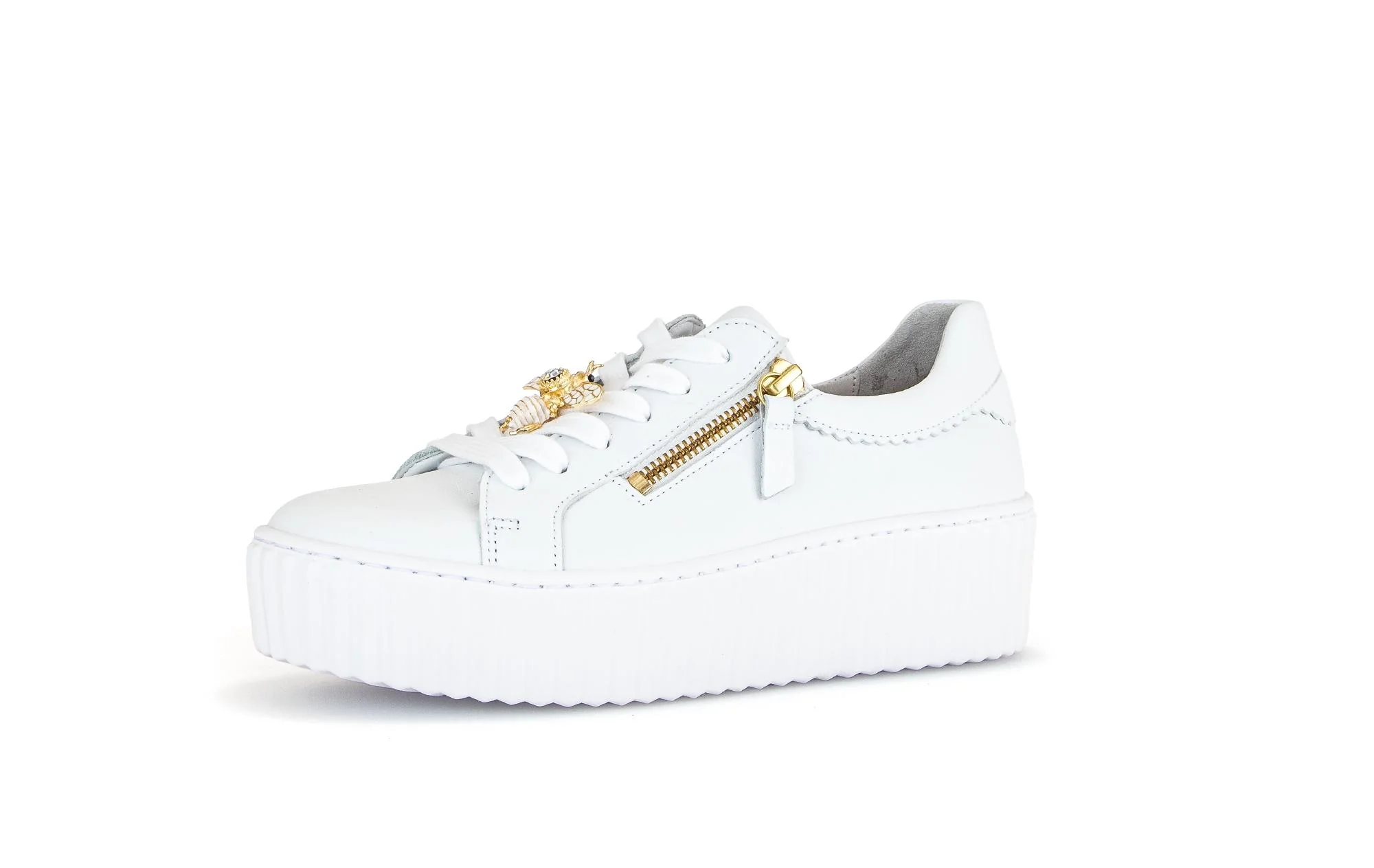 Baskets blanches en cuir avec un bijou fantaisie abeille - Image 6