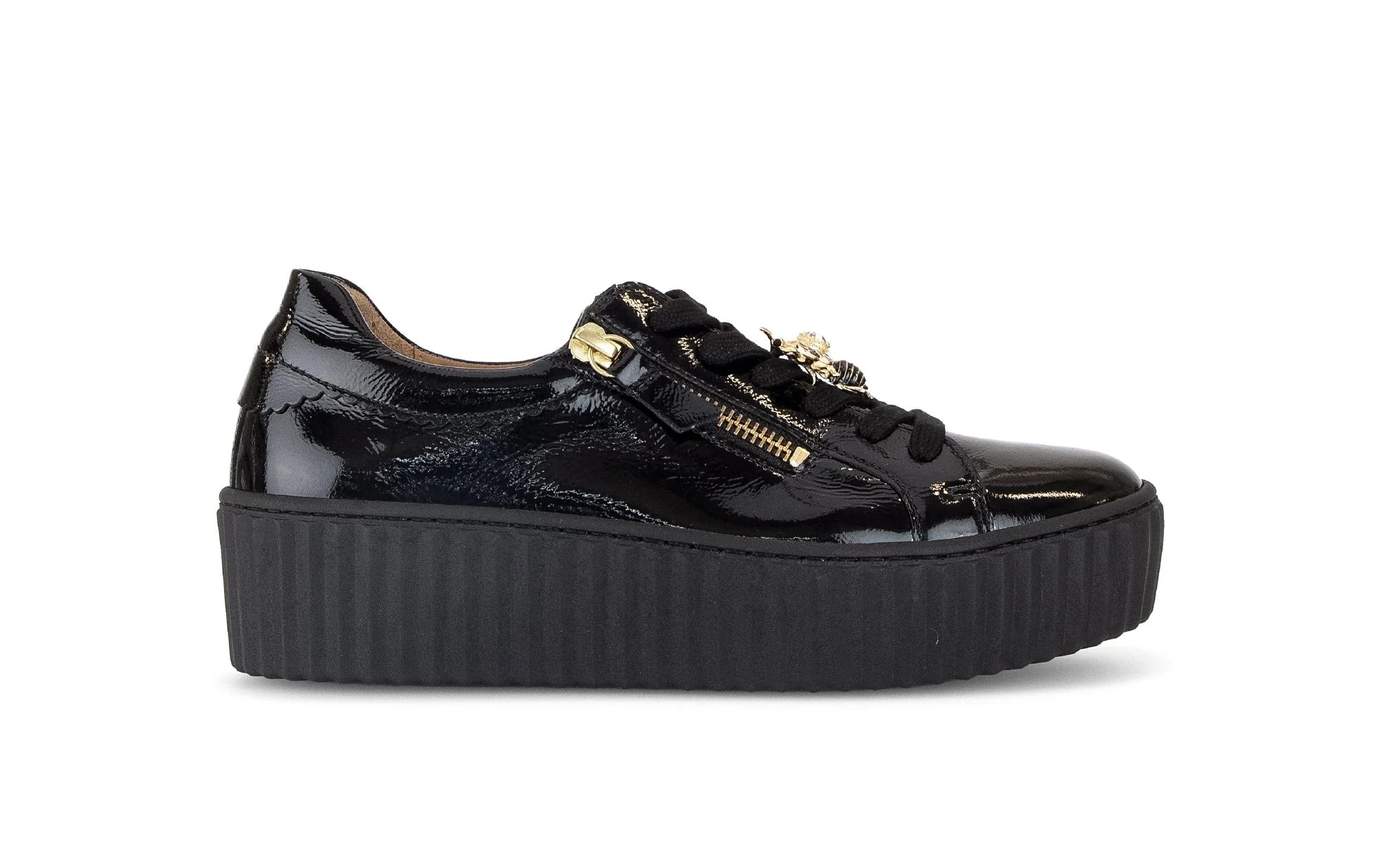 Baskets noires en cuir vernis avec un bijou fantaisie abeille