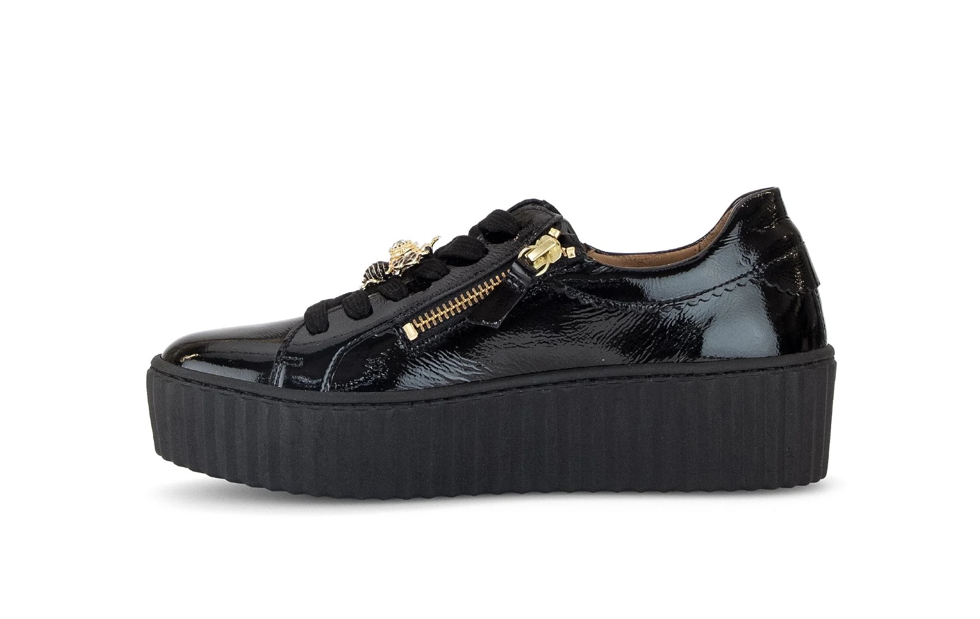 Baskets noires en cuir vernis avec un bijou fantaisie abeille - Image 2
