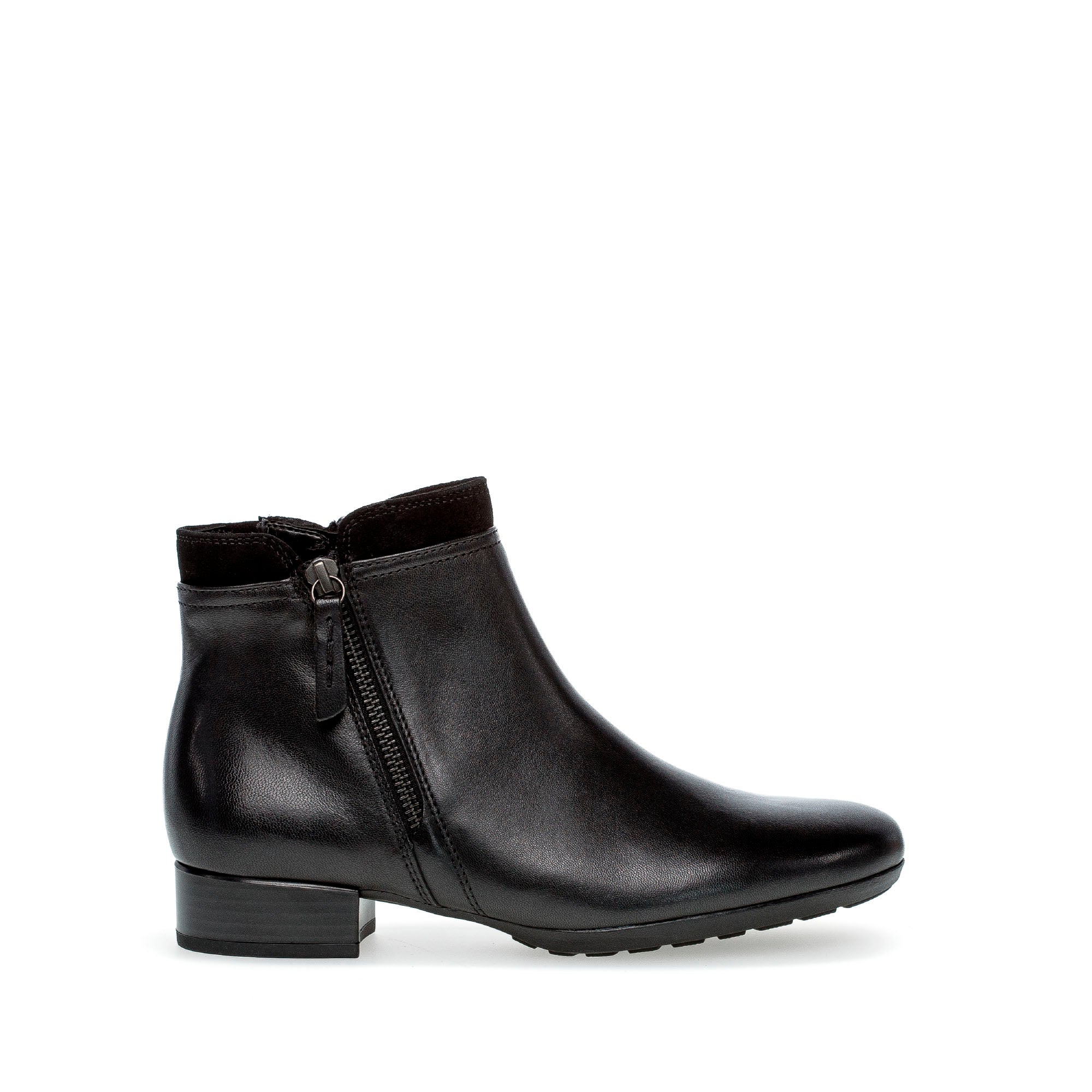 Bottines noires en combinaison cuirs